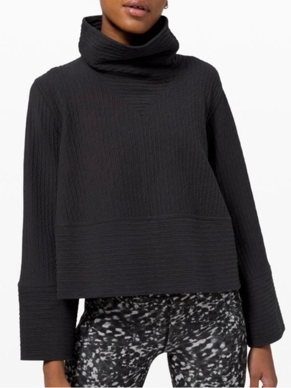 Lululemon Retreat Yourself Pullover Black Textured
Size M/L